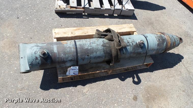 image for item DA1208 (2) hydraulic cylinders