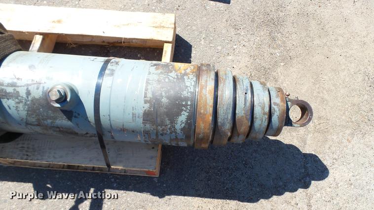 image for item DA1208 (2) hydraulic cylinders