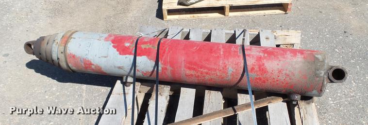 image for item DA1208 (2) hydraulic cylinders