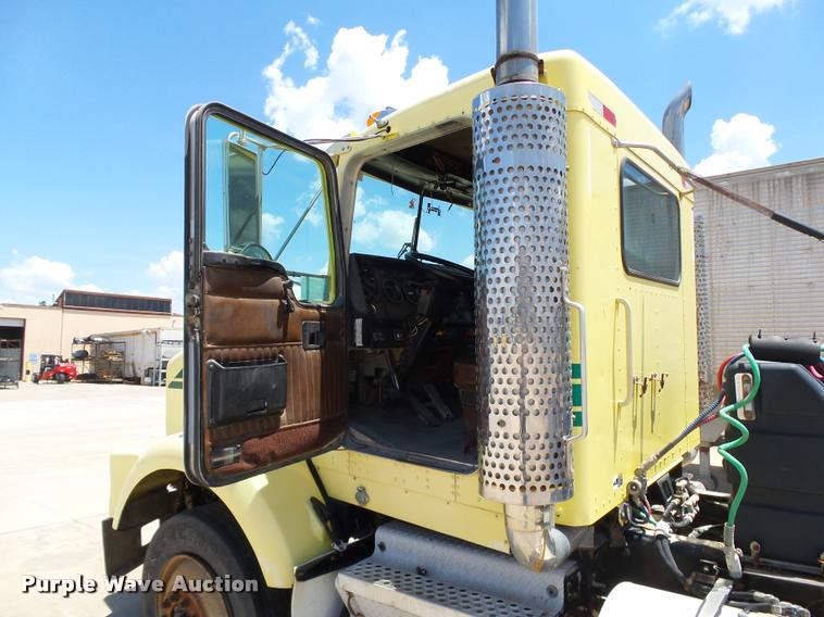 image for item DB4073 1999 Kenworth T800 semi truck