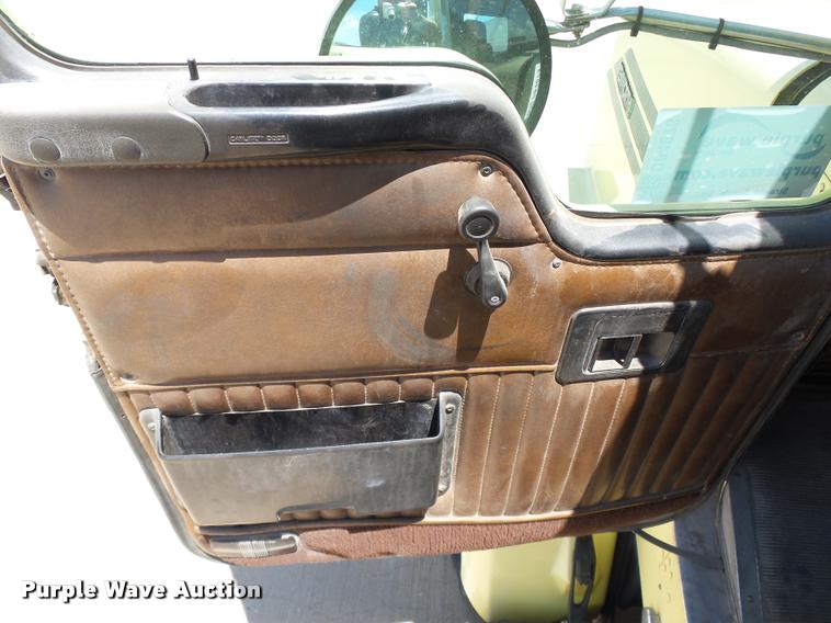 image for item DB4073 1999 Kenworth T800 semi truck