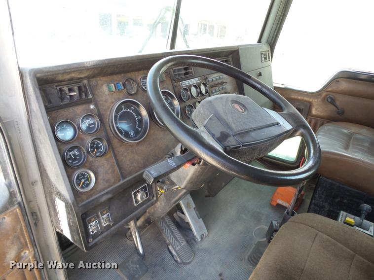 image for item DB4073 1999 Kenworth T800 semi truck