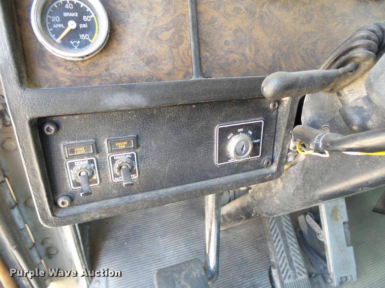 image for item DB4073 1999 Kenworth T800 semi truck