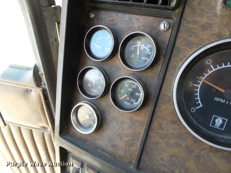 image for item DB4073 1999 Kenworth T800 semi truck