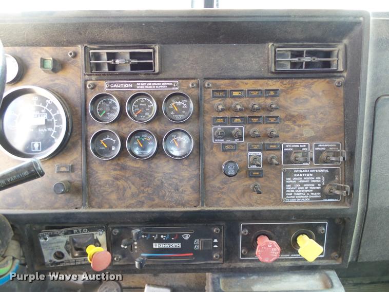 image for item DB4073 1999 Kenworth T800 semi truck