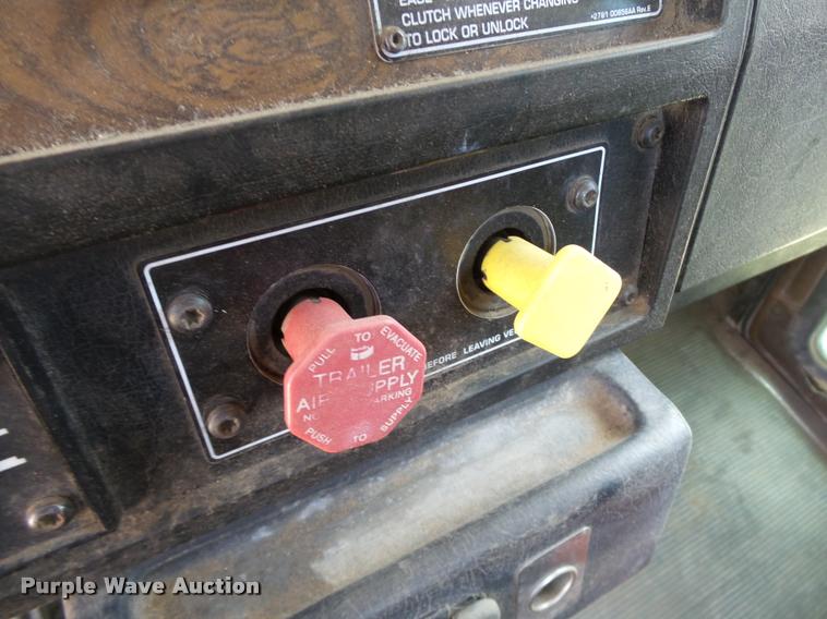 image for item DB4073 1999 Kenworth T800 semi truck