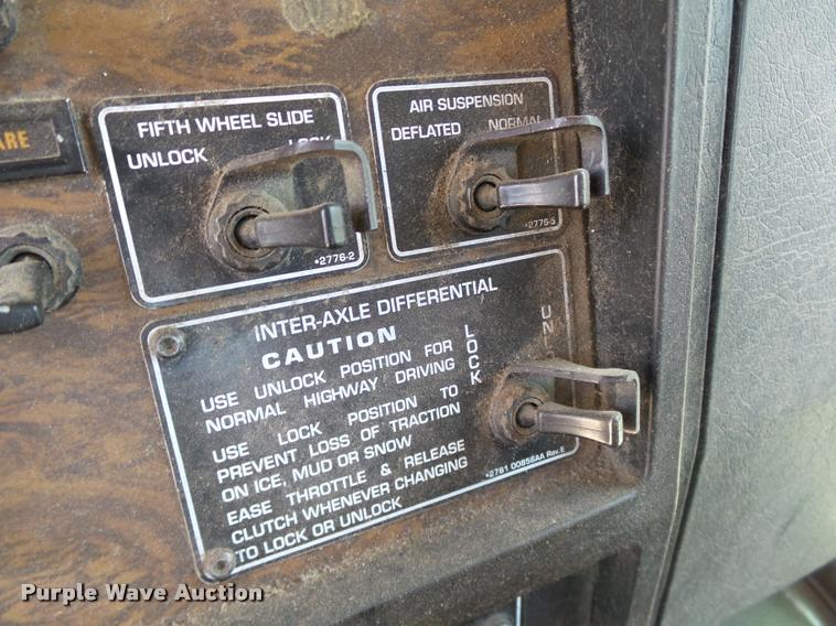 image for item DB4073 1999 Kenworth T800 semi truck