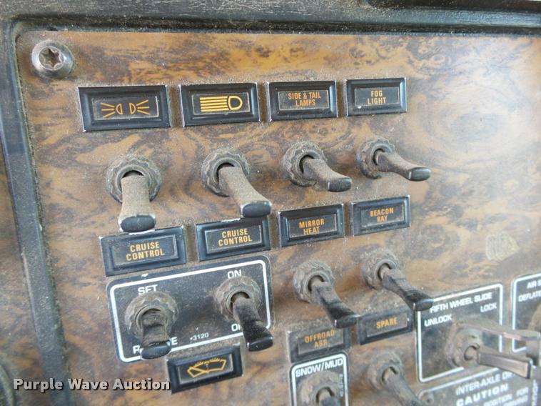 image for item DB4073 1999 Kenworth T800 semi truck