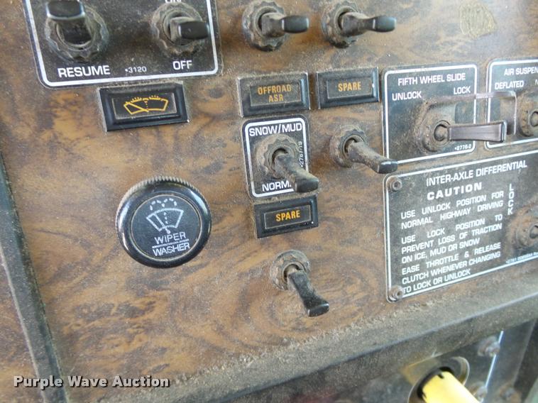 image for item DB4073 1999 Kenworth T800 semi truck