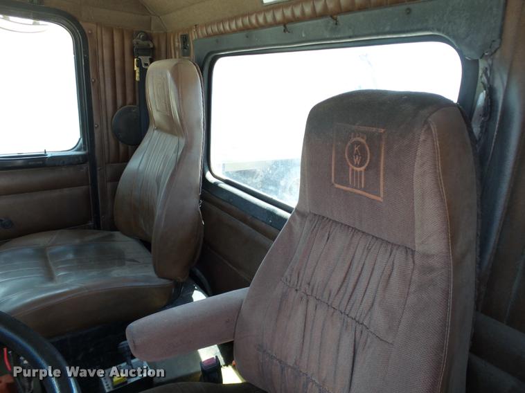 image for item DB4073 1999 Kenworth T800 semi truck