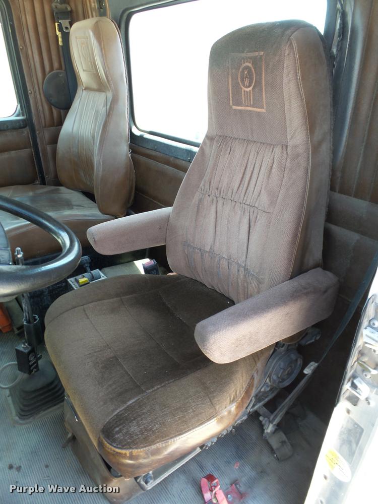 image for item DB4073 1999 Kenworth T800 semi truck