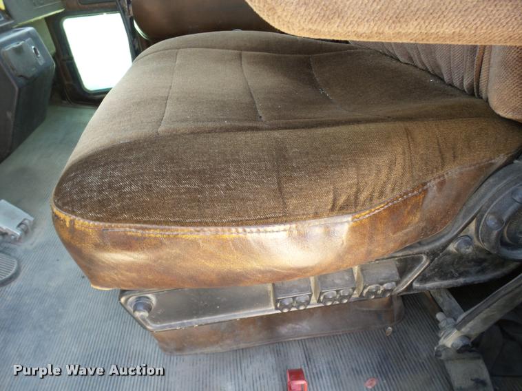 image for item DB4073 1999 Kenworth T800 semi truck