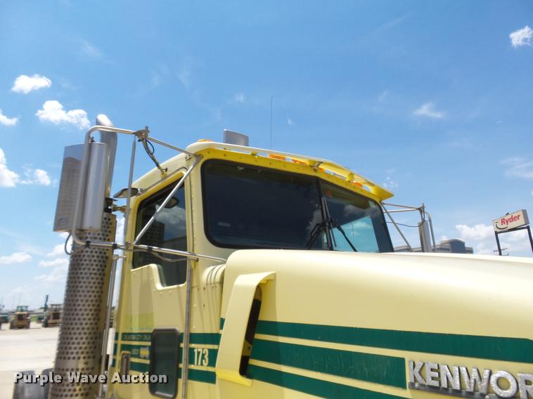 image for item DB4073 1999 Kenworth T800 semi truck