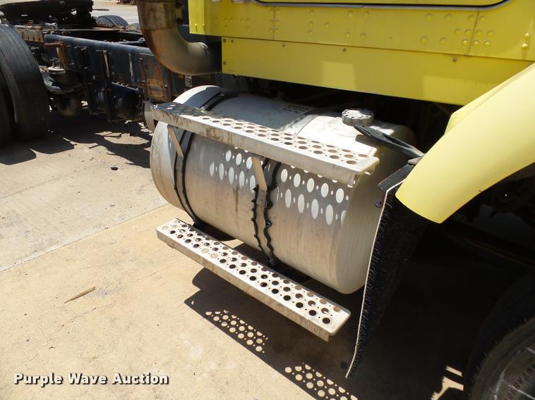 image for item DB4073 1999 Kenworth T800 semi truck