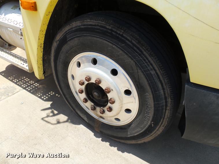 image for item DB4074 1996 Freightliner FLD semi truck