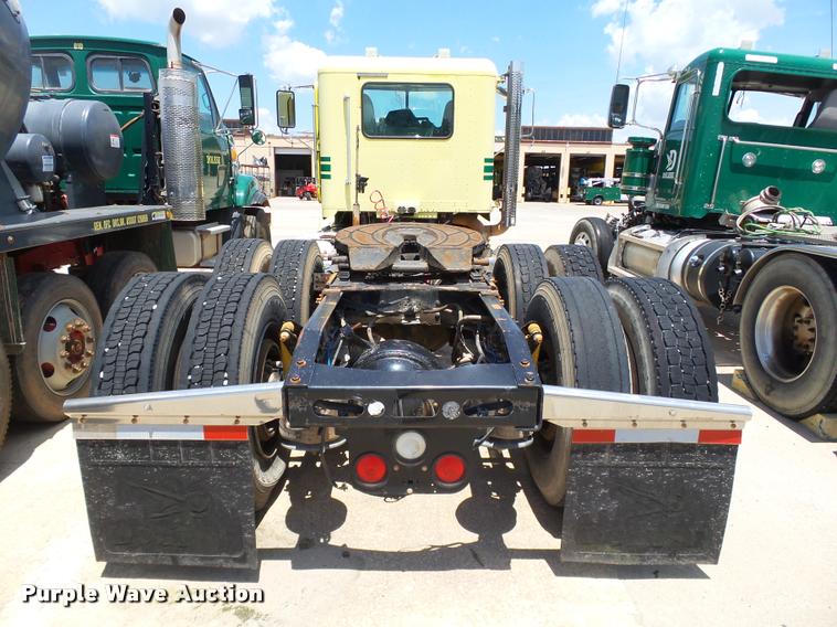 image for item DB4075 2009 Freightliner FLD120 SD semi truck