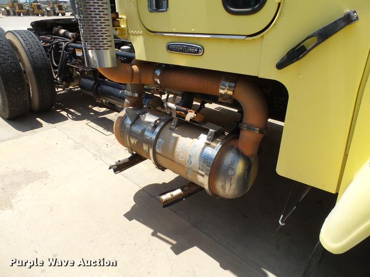 image for item DB4075 2009 Freightliner FLD120 SD semi truck