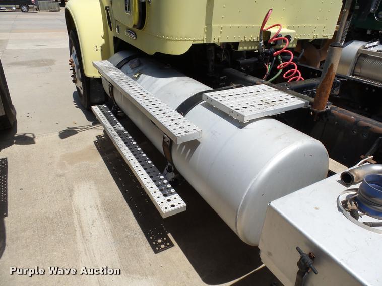 image for item DB4075 2009 Freightliner FLD120 SD semi truck