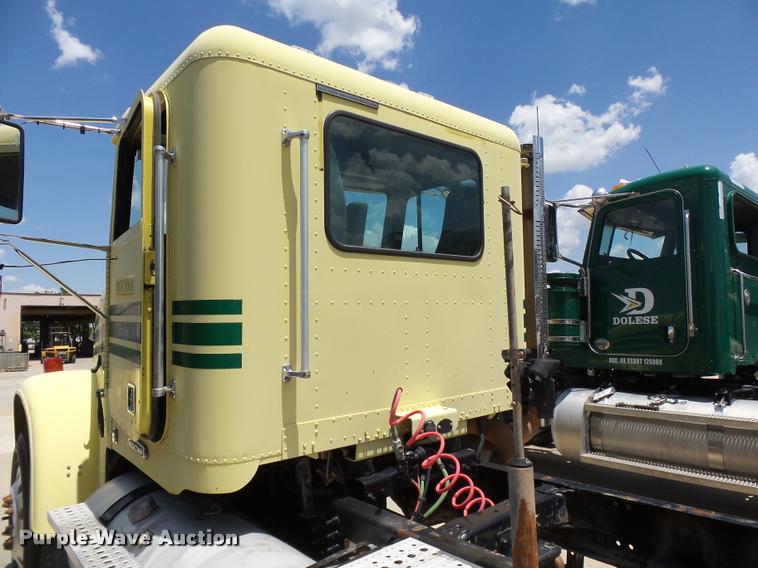 image for item DB4075 2009 Freightliner FLD120 SD semi truck