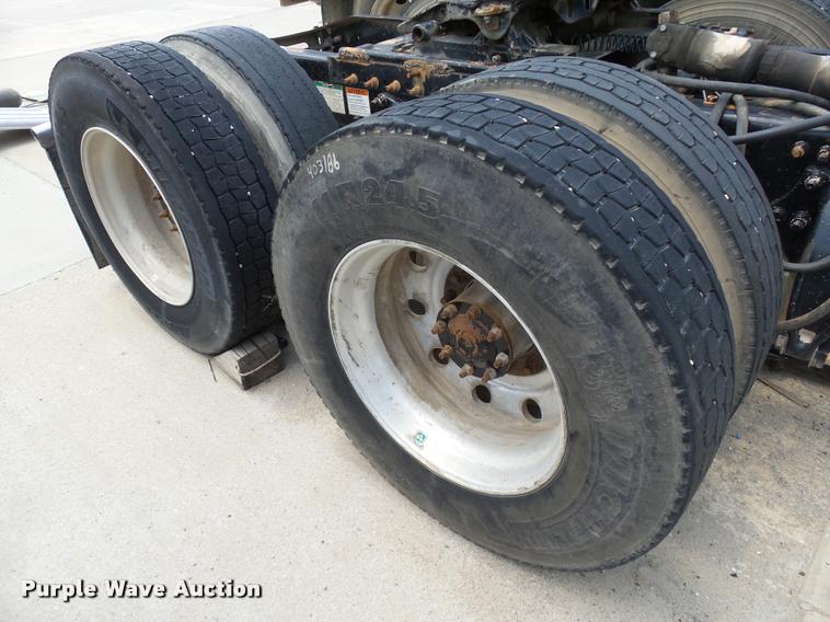 image for item DB4075 2009 Freightliner FLD120 SD semi truck