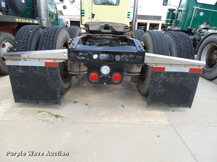 image for item DB4075 2009 Freightliner FLD120 SD semi truck