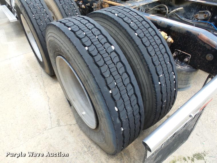 image for item DB4075 2009 Freightliner FLD120 SD semi truck