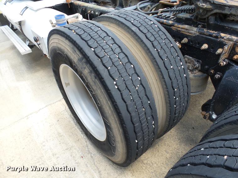 image for item DB4075 2009 Freightliner FLD120 SD semi truck