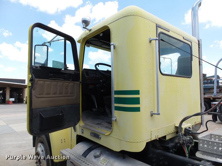 image for item DB4076 2009 Freightliner FLD120 SD semi truck