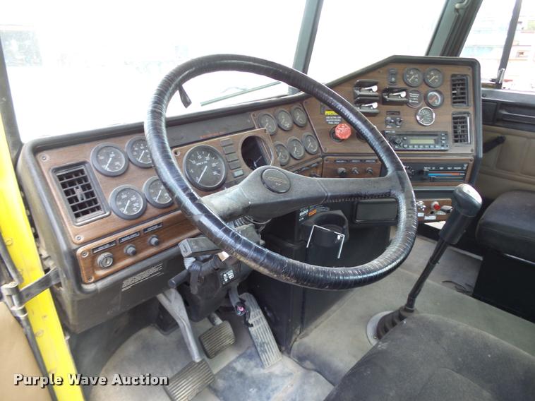 image for item DB4076 2009 Freightliner FLD120 SD semi truck