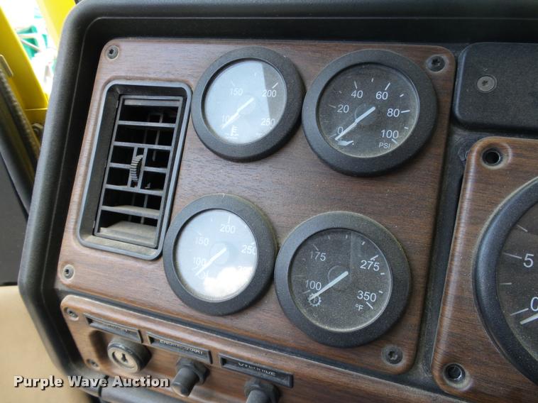 image for item DB4076 2009 Freightliner FLD120 SD semi truck