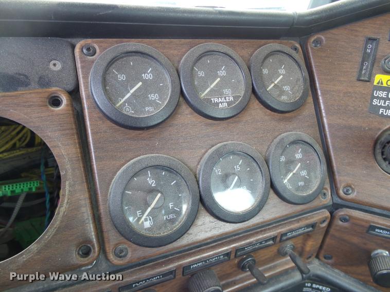 image for item DB4076 2009 Freightliner FLD120 SD semi truck