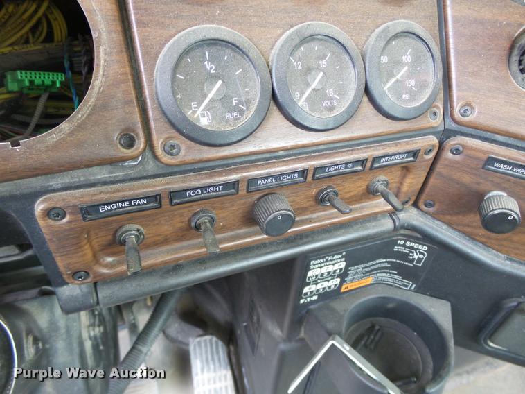 image for item DB4076 2009 Freightliner FLD120 SD semi truck