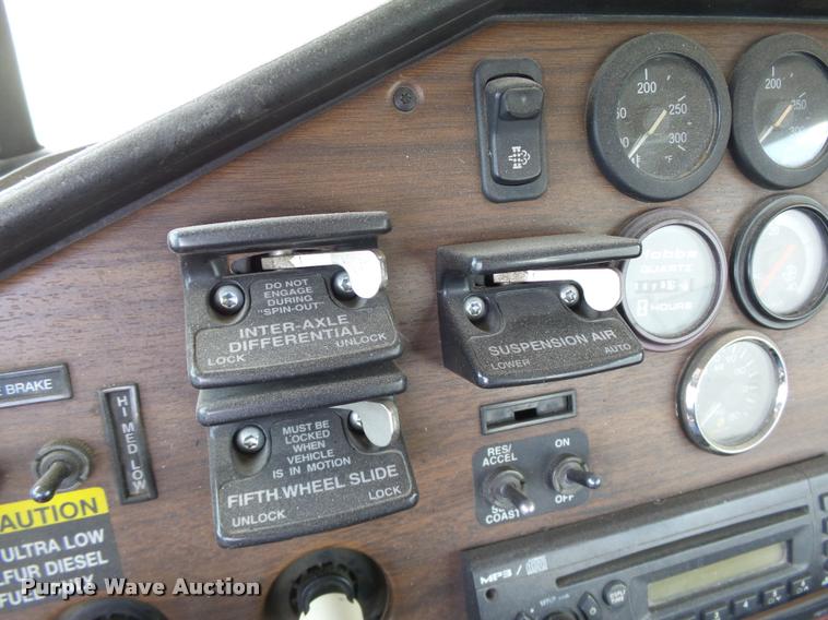 image for item DB4076 2009 Freightliner FLD120 SD semi truck