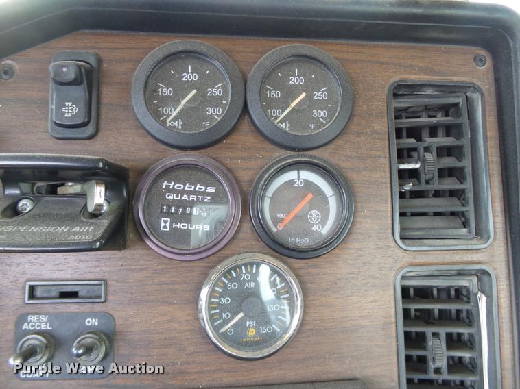 image for item DB4076 2009 Freightliner FLD120 SD semi truck