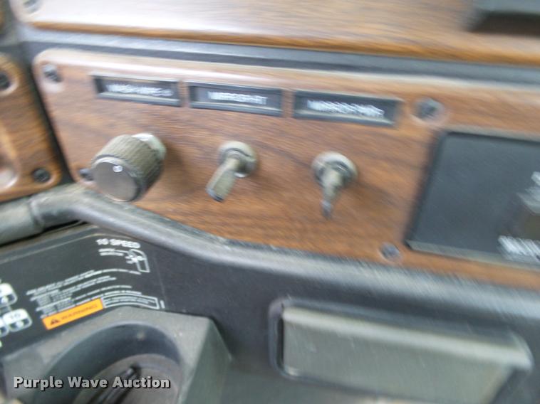 image for item DB4076 2009 Freightliner FLD120 SD semi truck