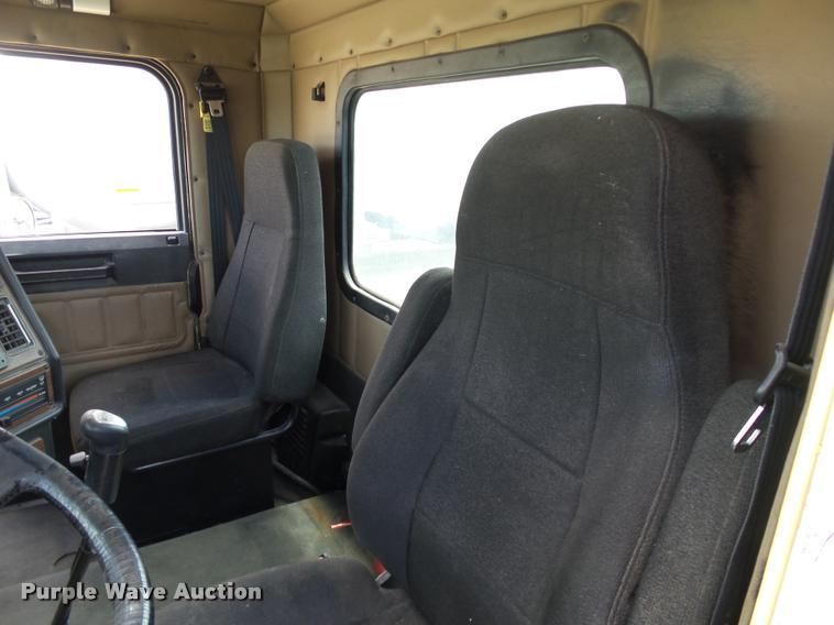 image for item DB4076 2009 Freightliner FLD120 SD semi truck