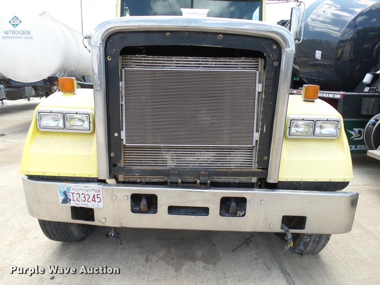 image for item DB4076 2009 Freightliner FLD120 SD semi truck