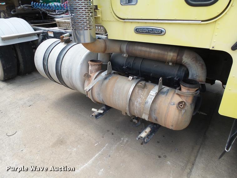 image for item DB4076 2009 Freightliner FLD120 SD semi truck