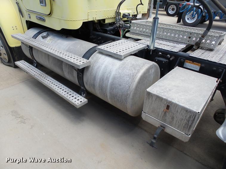 image for item DB4076 2009 Freightliner FLD120 SD semi truck