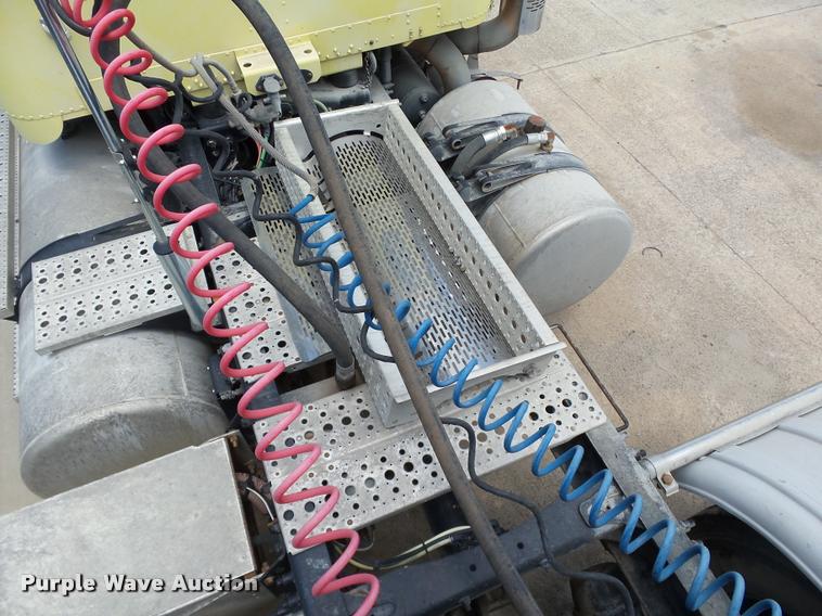 image for item DB4076 2009 Freightliner FLD120 SD semi truck