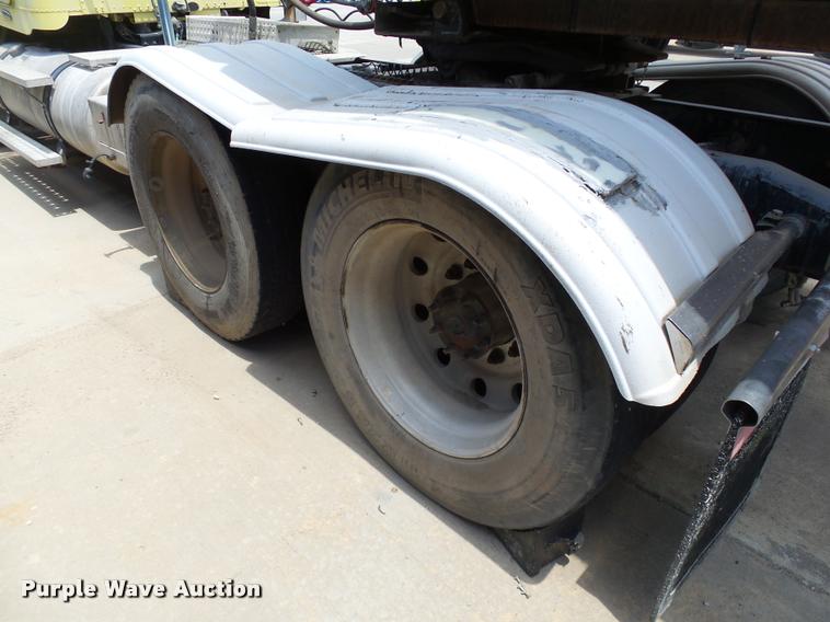 image for item DB4076 2009 Freightliner FLD120 SD semi truck