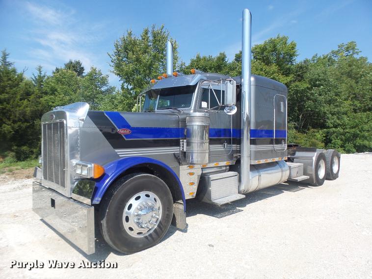 image for item DB5853 2004 Peterbilt 379 semi truck