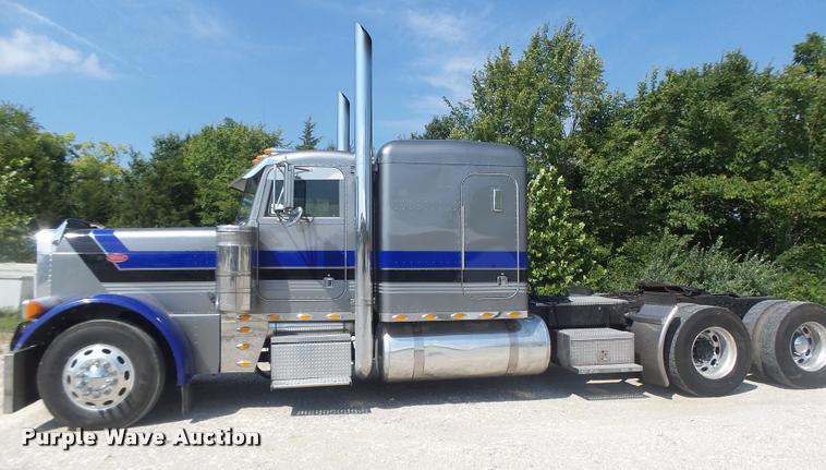 image for item DB5853 2004 Peterbilt 379 semi truck