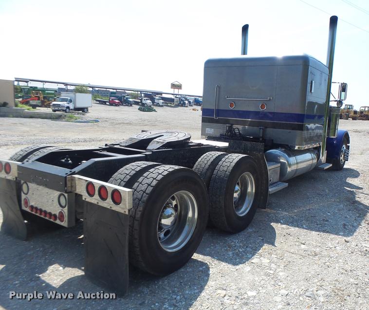 image for item DB5853 2004 Peterbilt 379 semi truck