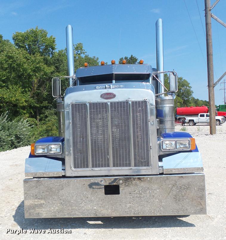 image for item DB5853 2004 Peterbilt 379 semi truck