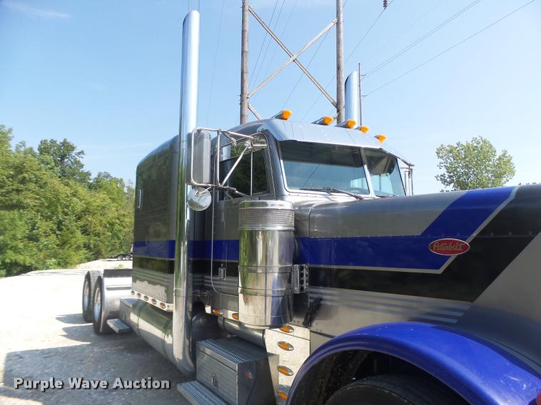 image for item DB5853 2004 Peterbilt 379 semi truck