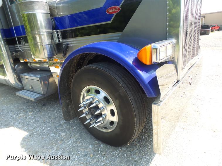image for item DB5853 2004 Peterbilt 379 semi truck
