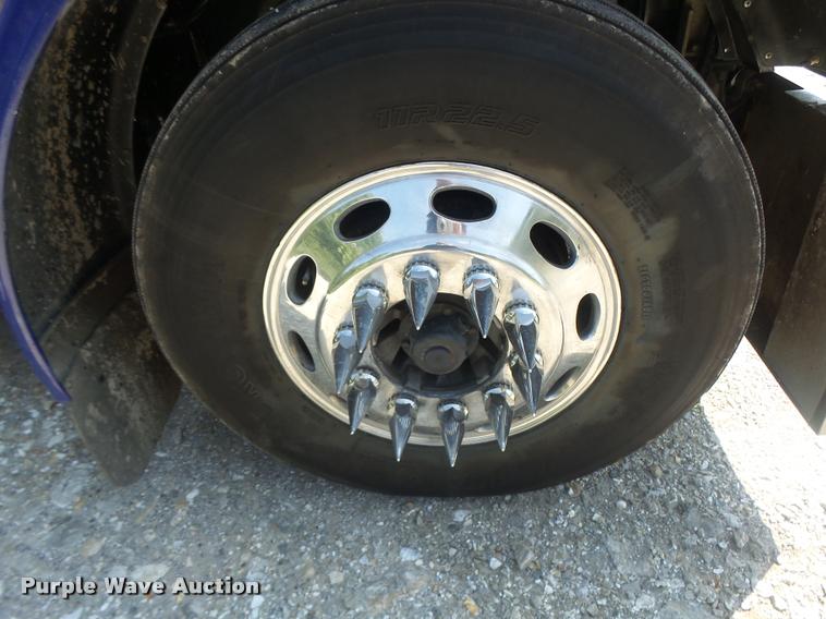 image for item DB5853 2004 Peterbilt 379 semi truck