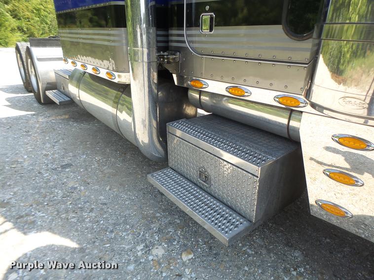 image for item DB5853 2004 Peterbilt 379 semi truck