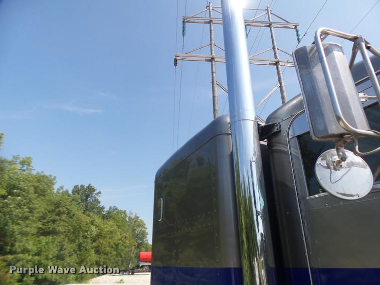 image for item DB5853 2004 Peterbilt 379 semi truck
